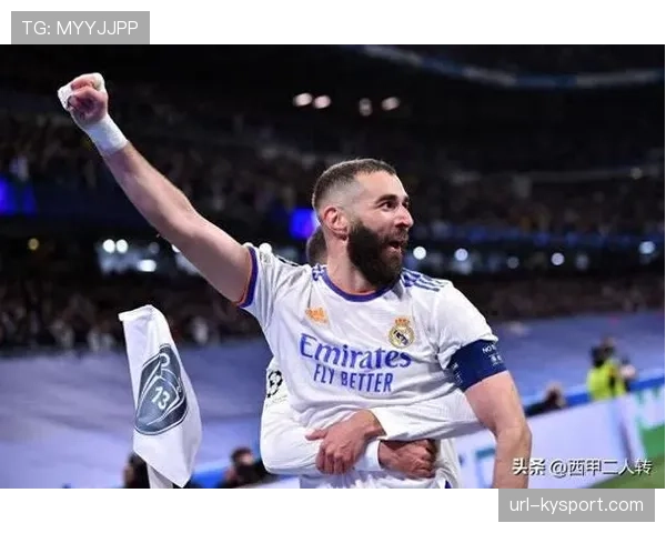 特写：效力西甲十年的法国前锋本泽马，以嘉宾身份重返伯纳乌观赛